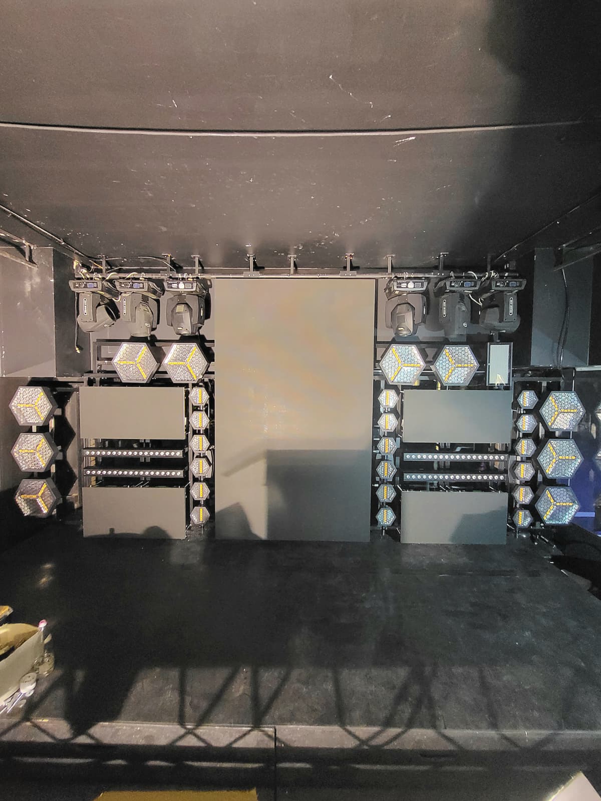 Fasci laser blu a un evento live