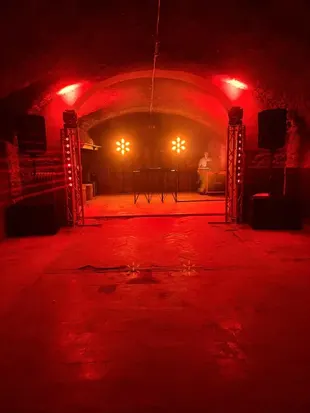 Luci colorate su palco